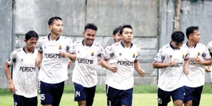 BERUSAHA BERKEMBANG: Para pemain Persema Malang melahap menu latihan fisik di Lapangan Sepak Bola Asrikaton, Pakis, Jumat lalu (11/4).