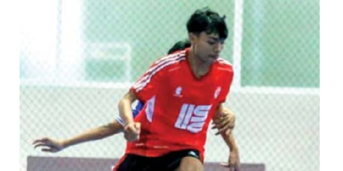 PENGALAMAN BERHARGA: Alief Viandra Gumilang berduel dengan pemain futsal Tim Porprov Kota Malang di Unggul Sports Center, Sabtu lalu (12/4).