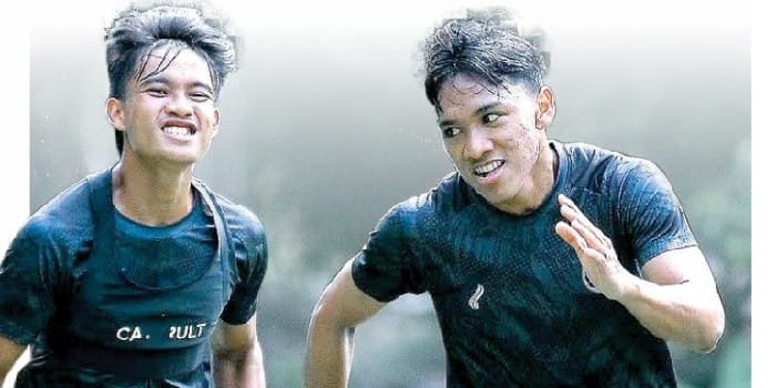 HARUS BERJUANG: Arkhan Fikri (kanan) menjalani sesi latihan fisik bersama skuad Arema FC di Kebun Raya Purwodadi, Pasuruan pada Sabtu lalu (12/4).