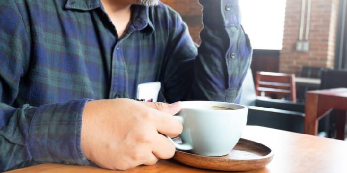 Foto orang lagi ngopi sendirian (sumber foto: freepik)