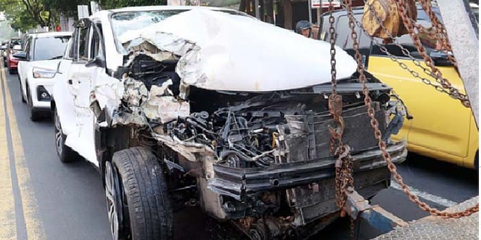 RUSAK PARAH: Bagian depan mobil Kia Sportage yang dikemudikan Taufan Derry Alfianto juga ringsek setelah adu banteng dengan truk pengangkut tebu.