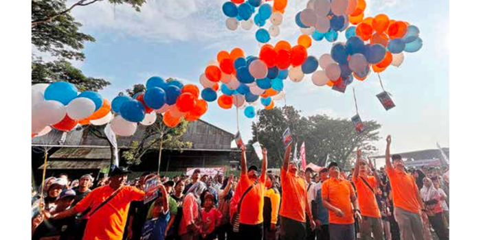 BERtABUR HADIAH: jajaran pimpinan PG Krebet Baru melepas balon untuk menyambut musim giling tebu.