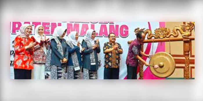 MUSCAB: Kepala Dinas Pemberdayaan Perempuan dan Perlindungan Anak (PPPA) Kabupaten Malang drg Arbani Mukti Wibowo memukul gong sebagai tanda dibukanya acanya pada Sabtu lalu (12/4).