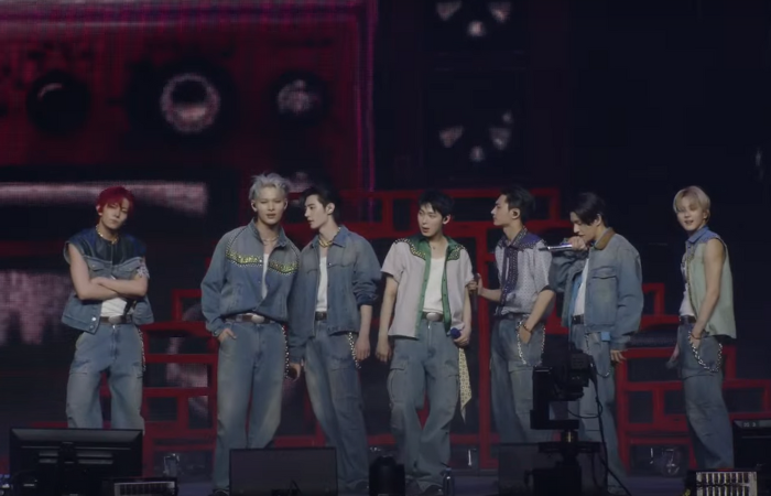 Penampilan Enhypen menggunakan setelan denim Prada di Coachella 2025 (Screenshoot from Official YouTube Coachella)