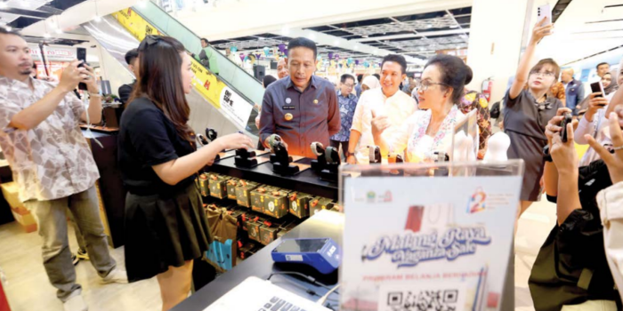 STRATEGI JITU: Wali Kota Malang Wahyu Hidayat (tengah) mengunjungi salah satu tenant elektronik di Malang Town Square (Matos) kemarin (DARMONO/RADAR MALANG).