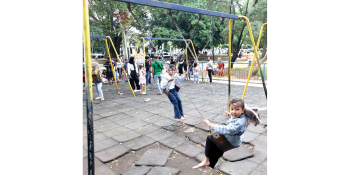 RAMAI DIKUNJUNGI: Anak-anak bermain di playground Alun-Alun Merdeka. Pemkot berencana menambah CCTV di sana (DARMONO/RADAR MALANG).