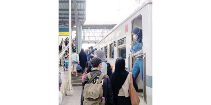 MEMBELUDAK: Penumpang kereta api turun di Stasiun Malang (PT KAI DAOP 8 FOR RADAR MALANG).