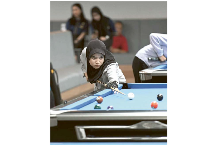 BURU PENGALAMAN: Atlet putri Biliar Kabupaten Malang menggelar latihan di Raven Billiards, Kecamatan Kepanjen, Kabupaten Malang, pekan lalu. (BILIAR KABUPATEN MALANG FOR RADAR MALANG)