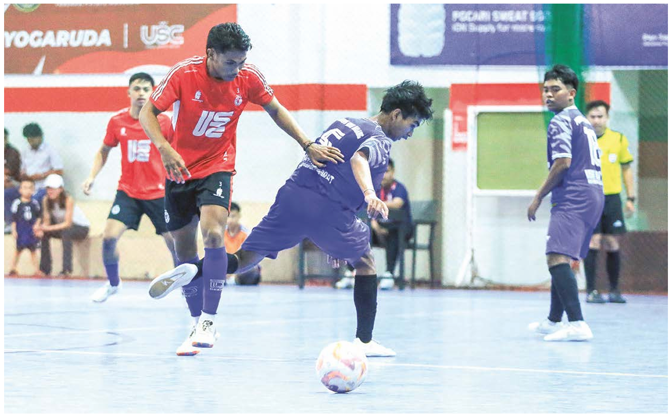 ASAH KEMAMPUAN: G-Vin Blandino Laik (kiri) berhasil melewati pemain Tim Futsal Porprov Kota Malang dalam laga uji coba di Unggul Sports Center, Sabtu lalu (12/4). (UNGGUL FC MALANG FOR RADAR MALANG)
