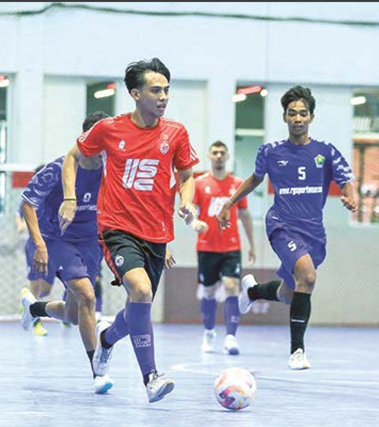 Penggawa anyar Unggul FC Malang Wais Alkarni (kiri) mendapat kesempatan bermain dalam laga uji coba lawan Tim Futsal Porprov Kota Malang, Sabtu lalu (12/4). (MO UNGGUL FC MALANG FOR RADAR MALANG)