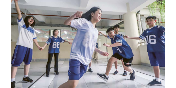 KURANGI PEMAKAIAN HP: Siswa SMP swasta di kawasan Surabaya Barat bermain gobak sodor ketika jam istirahat kemarin siang. (RIANA SETIAWAN/JAWA POS)