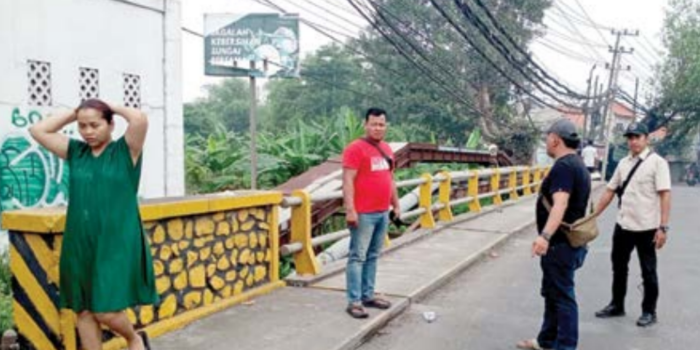 KUMPULKAN BUKTI: Satreskrim Polres Gresik melakukan olah TKP kasus perampokan uang ratusan juta yang dibawa pegawai SPBU kemarin.