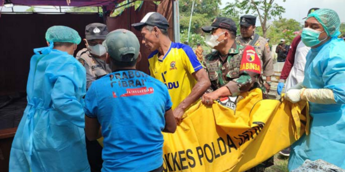 TUNGGU VISUM: Petugas melakukan ekshumasi pada makam Nur Ainia di Desa Jogodalu, Kecamatan Benjeng, Senin (14/4) lalu.