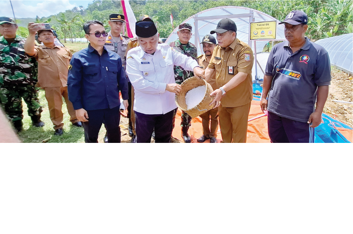PANEN: Bupati Malang H M. Sanusi menunjukkan hasil panen garam di Pantai Modangan, Desa Sumberoto, Kecamatan Donomulyo kemarin (15/4). (BIYAN MUDZAKY HANINDITO / RADAR KANJURUHAN)