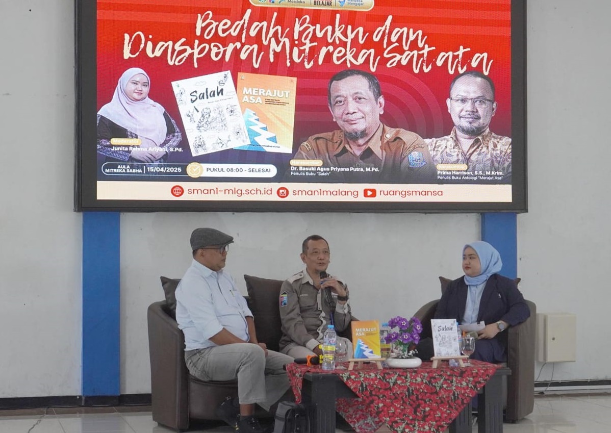 MBOIS: Acara Bedah Buku dan Diaspora Mitrekasatata dalam rangkaian HUT ke-75 SMAN 1 Malang, Selasa (15/4).