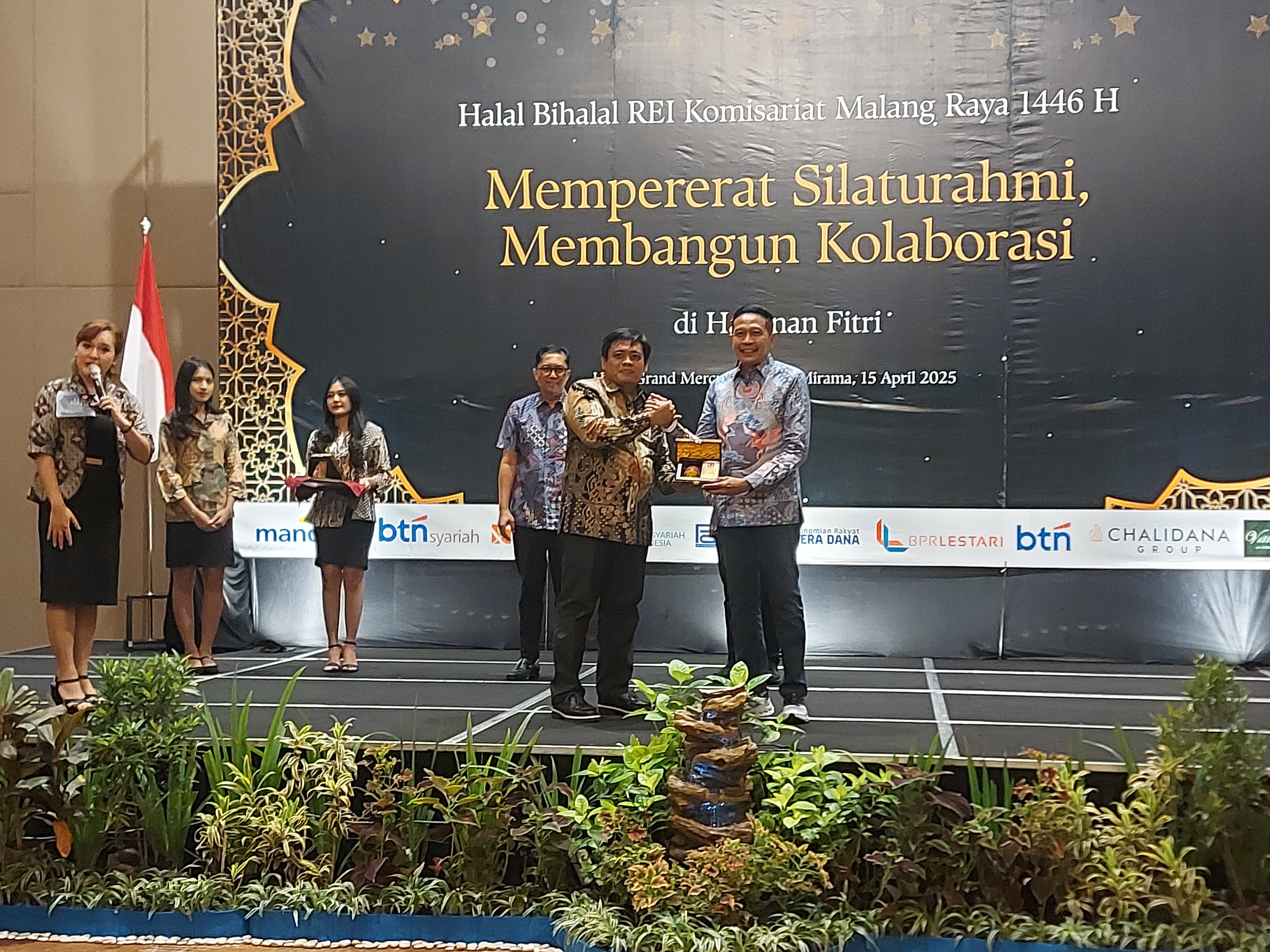 KOMPAK: Ketua REI Komisariat Malang Raya dan Pasuruan Muhammad Yunandi memberikan cenderamata ke Wali Kota Malang Wahyu Hidayat (kanan).