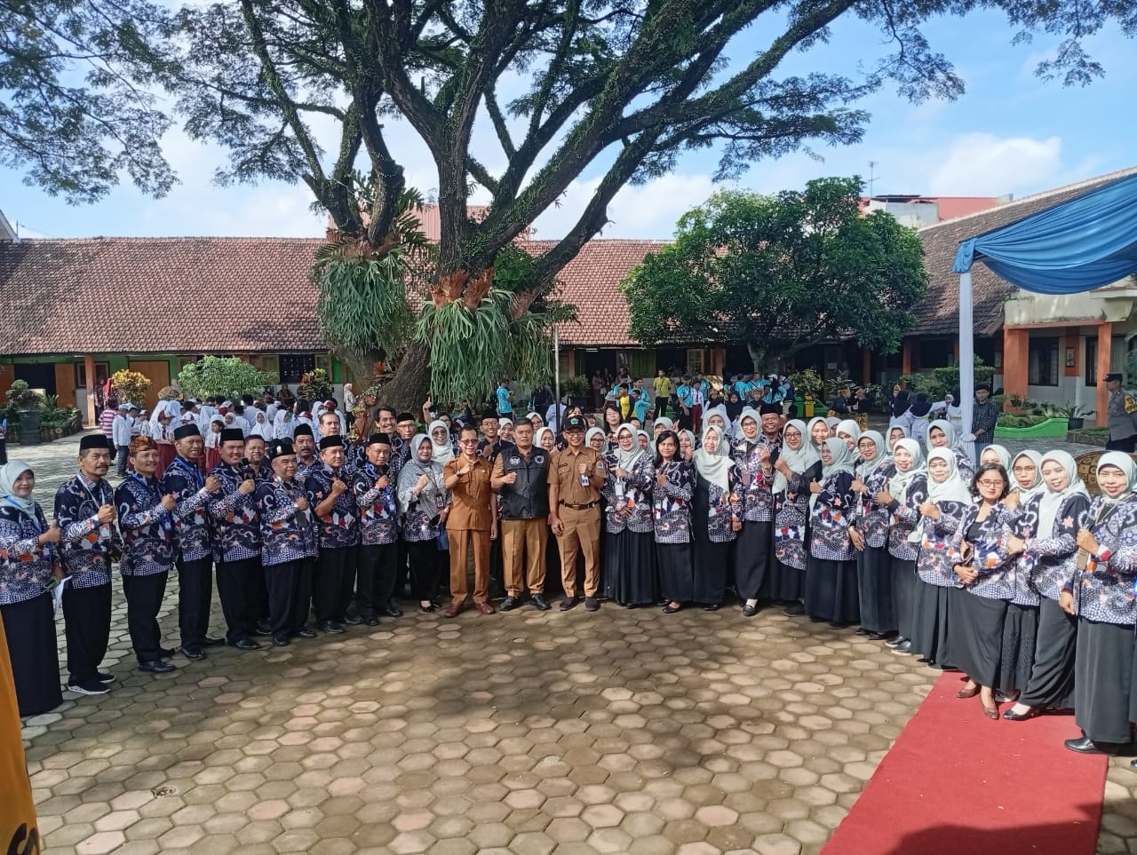 SOLID: Kepala Disdikbud Kota Malang Suwarjana SE MM (tengah) bersama jajaran hadir dalam acara halal bihalal dan pembukaan tiga lomba di SDN Gadang 1 Malang, Selasa (15/4).