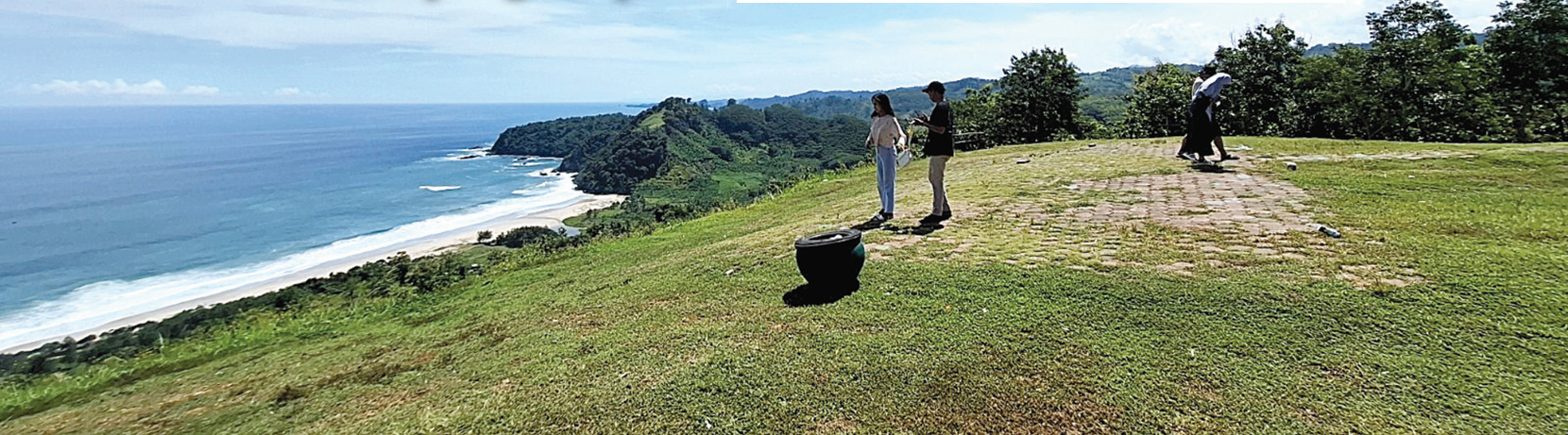 FASILITAS OLAHRAGA: Dua remaja bersantai di Bukit Waung area Pantai Modangan, Desa Sumberoto, Kecamatan Donomulyo kemarin (15/4). (BIYAN MUDZAKY HANINDITO/RADAR KANJURUHAN)