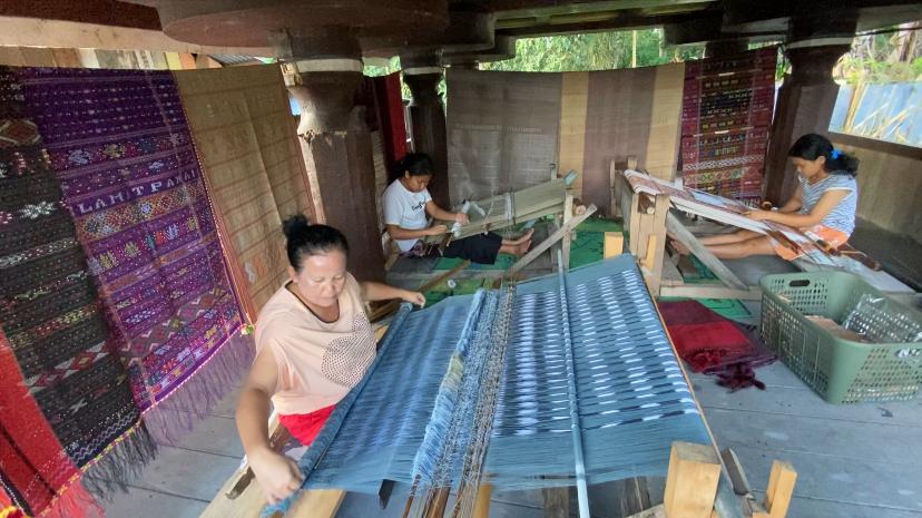 Marlinda mampu memberdayakan wanita lewat kerajinan tenun.