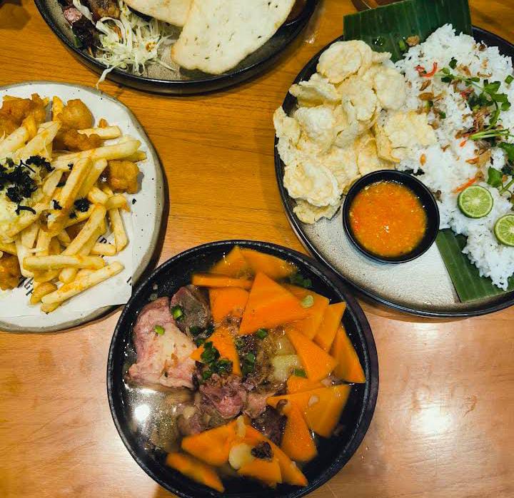 Beberapa menu yang disajikan di Handall Coffee. (Lintang Gumilang)