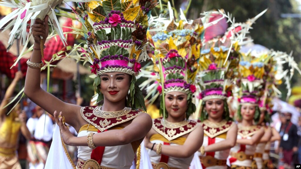 Para penari tampil pada acara pembukaan "Pesta Kesenian Bali" di Denpasar, 12 Juni 2022 lalu. (voaindonesia.com)