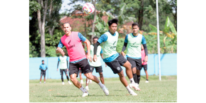SEMAKIN KLOP: Sandhya Rizky Wiratama (kanan) berusaha menjangkau bola dalam sesi latihan di ARG Soccer Field, Lawang, kemarin.
