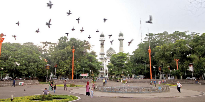Jumlah kunjungan di Alun-Alun Merdeka saat akhir pekan dan libur Lebaran lalu cukup tinggi. Pemkot Malang mencatat ada peningkatan sekitar 30 persen saat libur Lebaran (SATRIA CAHYONO / RADAR MALANG).