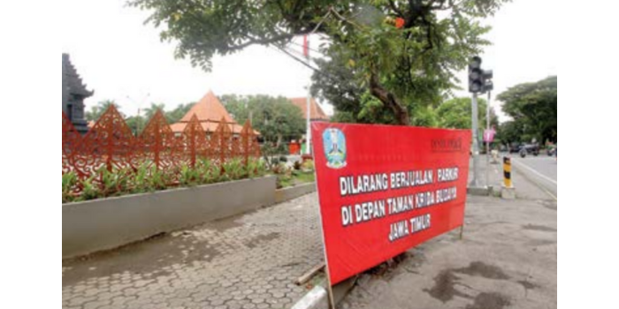 Imbauan agar trotoar di depan Taman Krida steril dari pedagang sudah dipasang sejak sebelum Ramadan (SATRIA CAHYONO / RADAR MALANG).