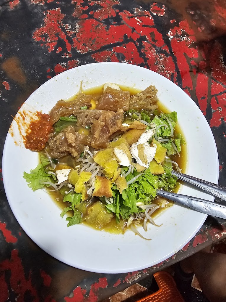 Tahu Campur di Tengah Kayutangan Heritage (Peter Sindaru).