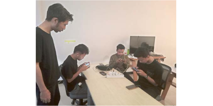 HANYA LATIHAN: Atlet ESI Kabupaten Malang nomor PUBG berlatih di Malang Creative Center, Kota Malang, Minggu lalu (13/4). (MUHAMMAD AFFAN FAUZAN/RADAR MALANG)