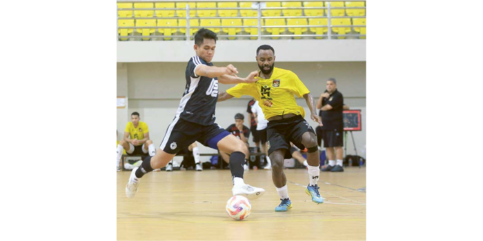 TIDAK MENYERAH: Andres Dwi Persada (kiri) berusaha melepaskan tembakan dalam laga uji coba melawan Black Steel FC Papua di Gor pancasila UGM, kemarin. (MO UNGGUL MALANG FOR RADAR MALANG)