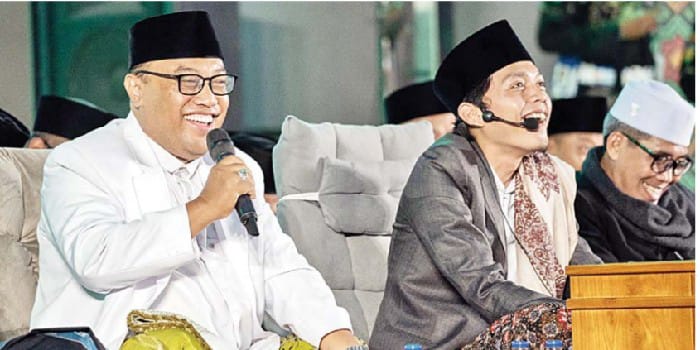 CARI BERKAH BERSAMA: Rektor Unisma Prof Drs H Junaidi MPd Phd (kiri) bersama Gus Iqdam salam acara Unisma Bersalawat pada Selasa (15/4) malam.
