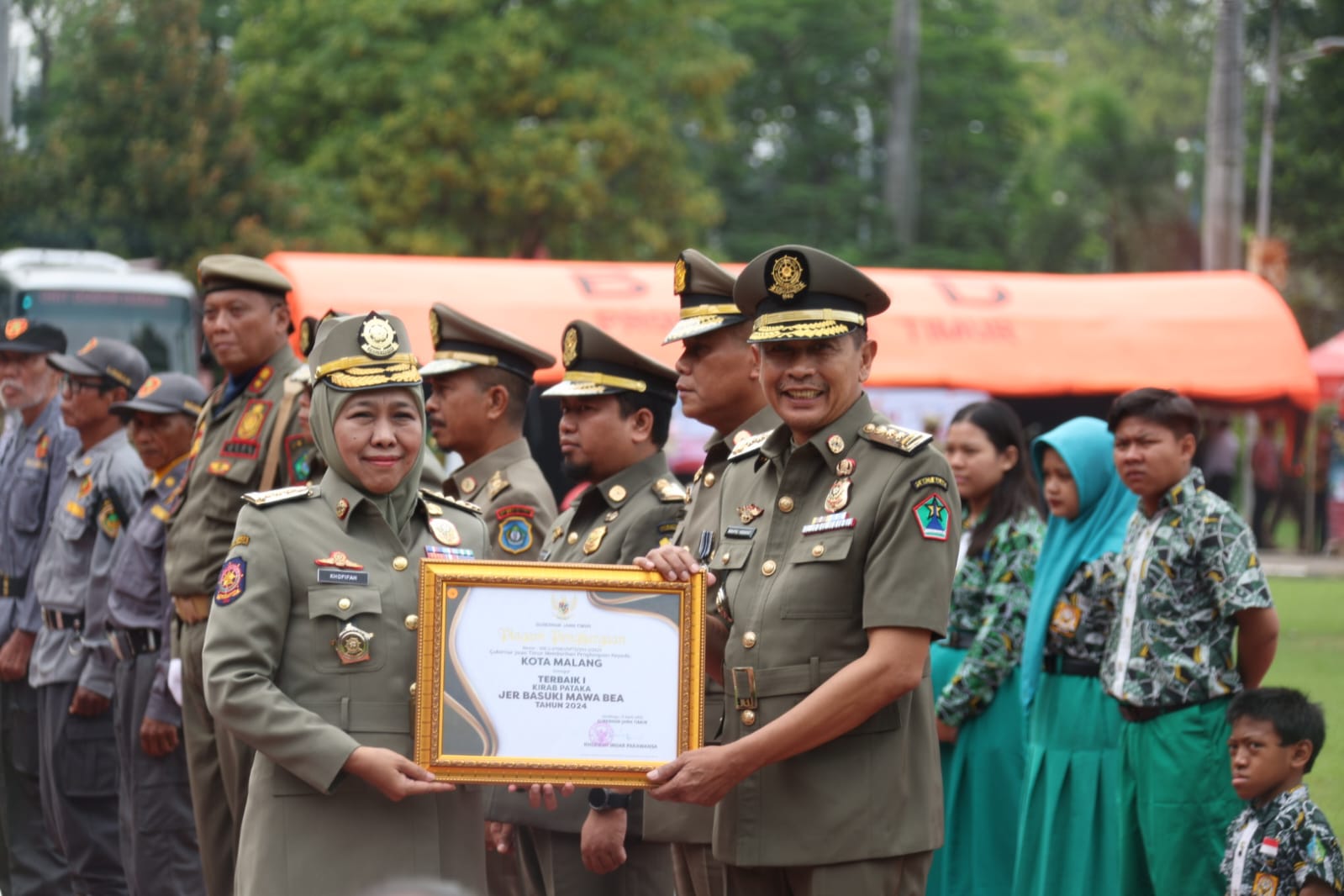 PRESTASI GEMILANG: Wali Kota Malang Wahyu Hidayat saat menerima penghargaan dari Gubernur Jatim Khofifah Indar Parawansa, Kamis (17/4).