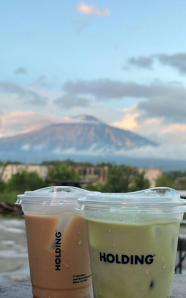 Vibes ngopi di Holding Coffee Malang sambil melihat pemandangan pegunungan. (Holding.mlg)