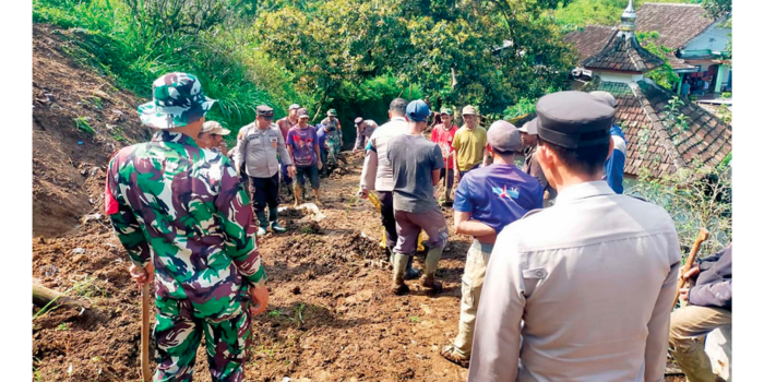 JALAN TERTUTUP SEMALAMAN: Warga bersama perangkat desa, polisi, dan TNI melakukan kerja bakti pembersihan material longsor di Dusun Umbutlegi, Desa Taji, Kecamatan jabung, kemarin pagi (16/4).