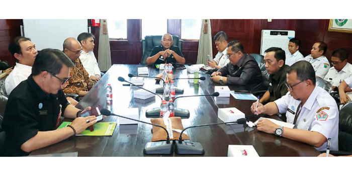 CARI SOLUSI: Sekretaris Daerah Kota Malang Erik Setyo Santoso (tengah) memimpin pembahasan lokasi sekolah rakyat bersama perwakilan poltekom dan instansi terkait di Ruang Rapat Tumapel, Balai Kota.