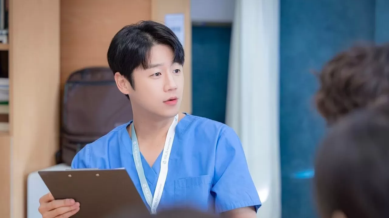 Potret Jung Joonwon berperan sebagai Gu Dowon di K-Drama Resident Playbook. (tvn_drama)