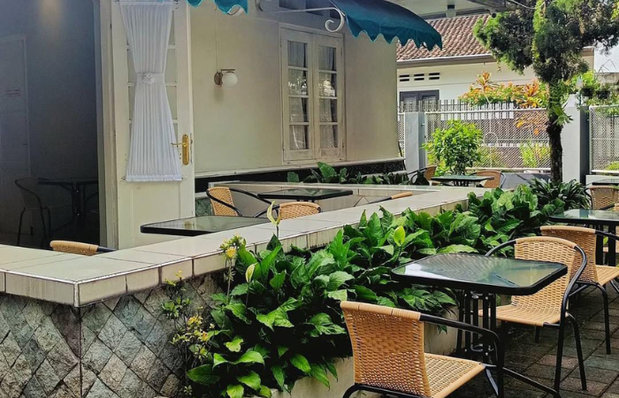Area Indoor yang nyaman dan sejuk di Kafe Kaiffee (Instagram/kaiffeecoffee)
