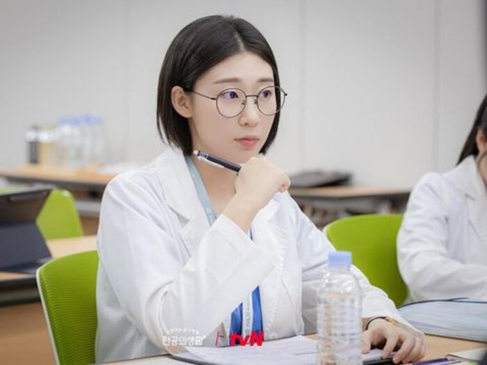 Potret Han Yeji berperan sebagai Kim Sabi di K-Drama Resident Playbook. (tvn_drama)
