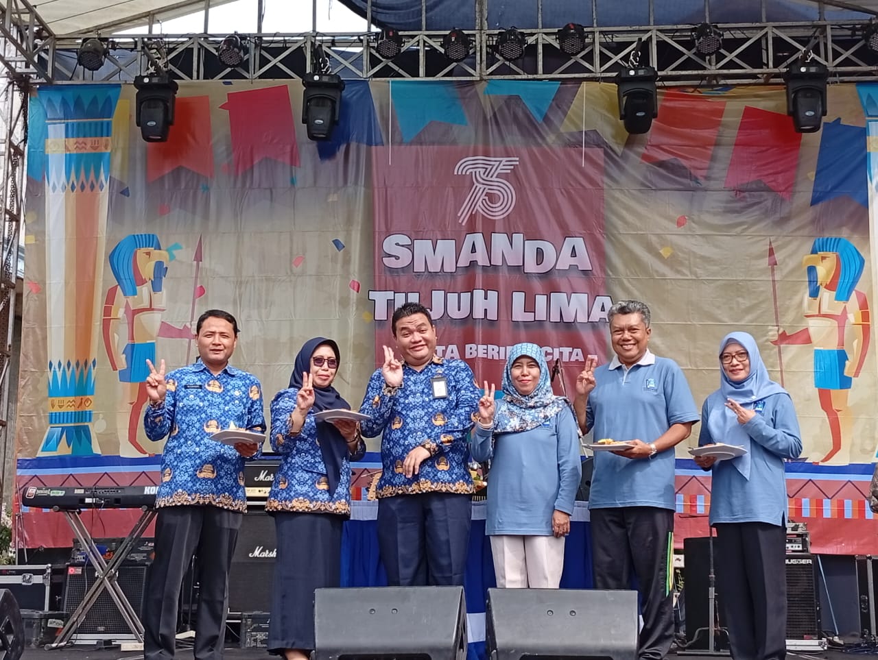 FULL SENYUM: Kepala SMANDA Dra Fety Susilawatie MPd saat berfoto bersama dalam rangkaian HUT ke-75 SMAN 2 Malang, Kamis (17/4).