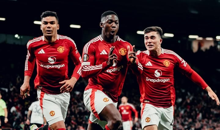 LEVEL TINGGI: Pemain Manchester United Kobbie Mainoo saat mencetak gol melawan Lyon dini hari tadi (18/4) di Liga Europa. MU lolos ke babak semifinal.