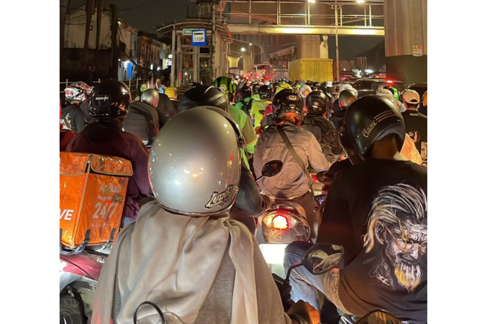 Kemacetan parah di Tol Tanjung Priok membuat kendaraan terjebak selama berjam-jam. (X/@txtdrjkt)