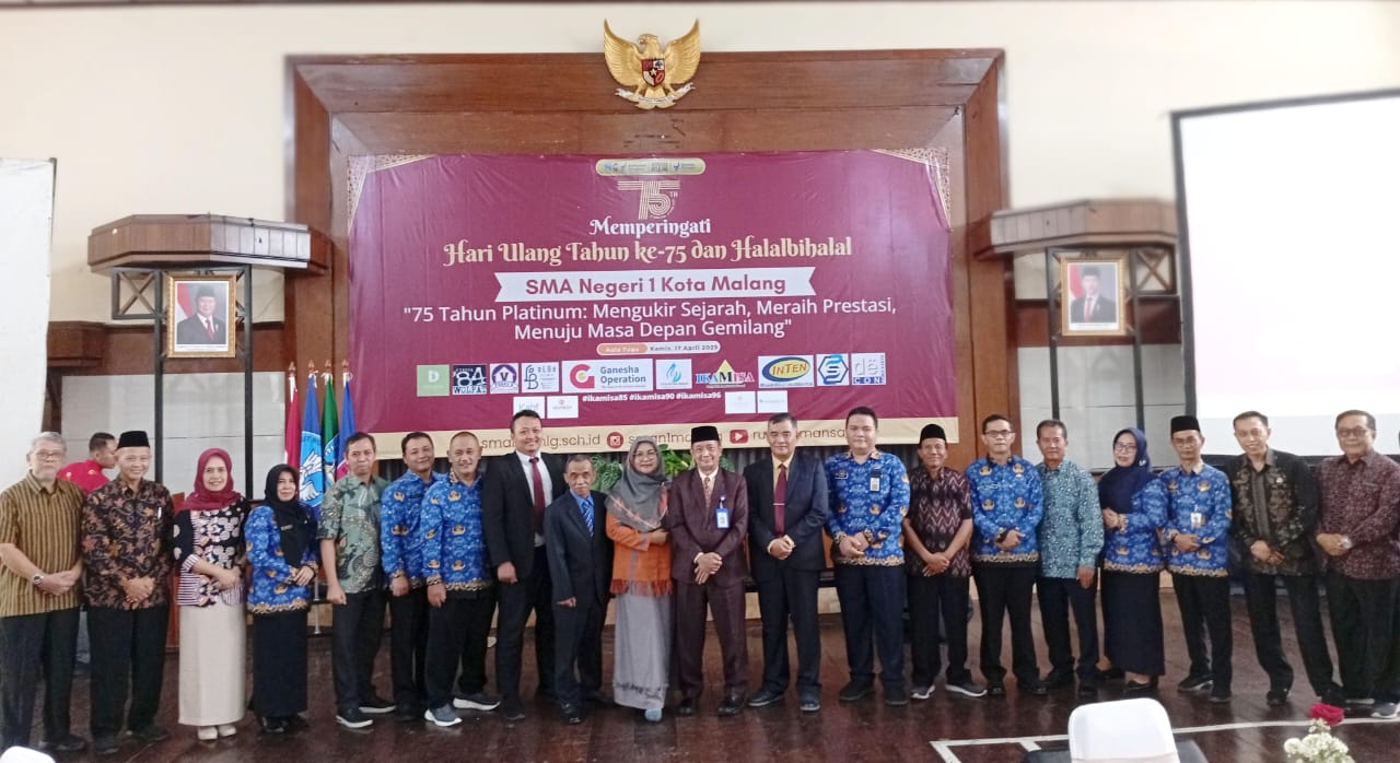 PENUH MAKNA: Kepala Sekolah Dr Basuki Agus Priyana Putra MPd (tengah) dengan para tamu undangan dalam peringatan HUT ke-75 Mitreka Satata dan halal bihalal SMAN 1 Malang, Kamis (17/4).