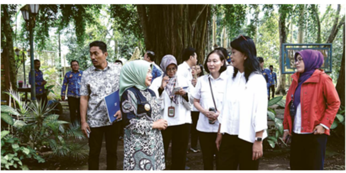 TINJAU LOIKASI: Wakil Bupati Malang mendampingi Wakil Menteri Pekerjaan Umum (PU) RI  melakukan survei lahan di Taman Buah Jeruk, (17/4). (  PROKOPIM KABUPATEN MALANG FOR RADAR KANJURUHAN)