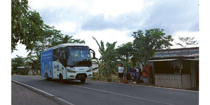 JALUR WISATA - Bus DAMRI jurusan Malang-Sendangbiru melaju di Jalur Lintasan Selatan (JLS)  area desa Tambakrejo, Kecamatan Sumbermanjing Wetan. ( BIYAN MUDZAKY HANINDITO/ RADAR KANJURUHAN)