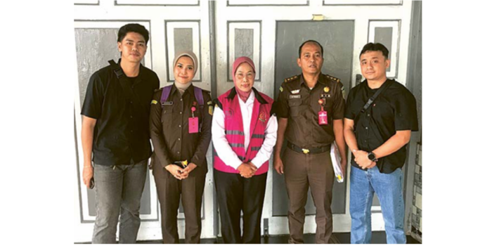 LANGSUNG DITAHAN: Rini Puji astuti (tengah) diapit dua jaksa sebelum masuk LPP  kelas II a (Sukun) Malang pada rabu lalu (16/4).