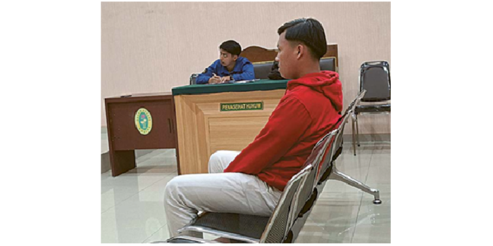 TERDAKWA: Mf, 16, remaja asal Kecamatan Pagak menjalani sidang di Pengadilan negeri (PN) Kepanjen kemarin (17/4). ( BIYAN MUDZAKY HANINDITO/RADAR KANJURUHAN)