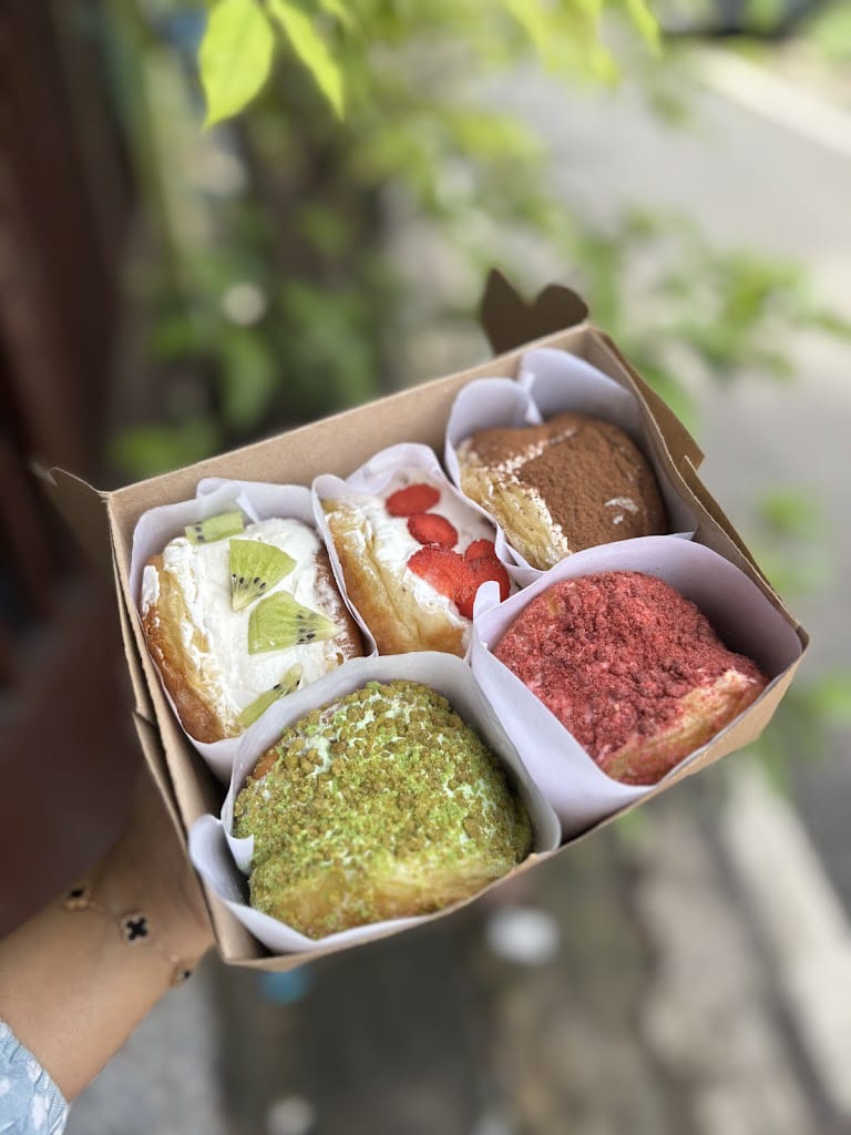 Beberapa menu Disert.co Milky Donut dengan berbagai varian topping. (nurlaily afifah)