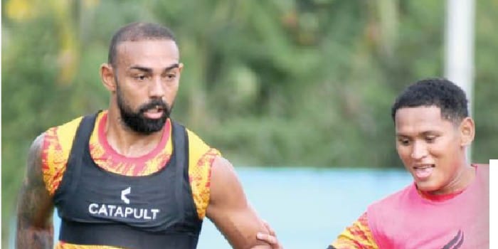 PUNYA PR: Dalberto Luan Belo (kiri) berusaha mengontrol bola dalam sesi latihan di ARG Soccer Field Lawang, Rabu lalu (16/4).