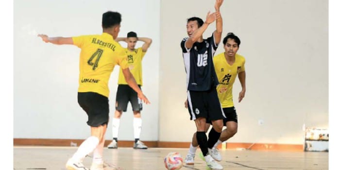 FOKUS NATION CUP: Ala Unggul FC Malang Guntur Sulistyo (kanan) memprotes keputusan wasit dalam laga uji coba melawan Black Steel FC Papua di GOR Pancasila UGM, Rabu lalu (16/4).